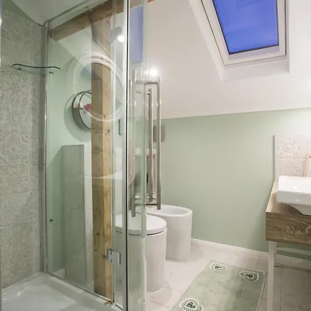 62 Steps To Petit Bonheur * Бухарест