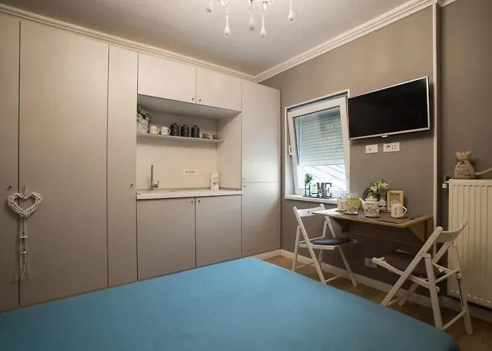 62 Steps To Petit Bonheur * Bukarest